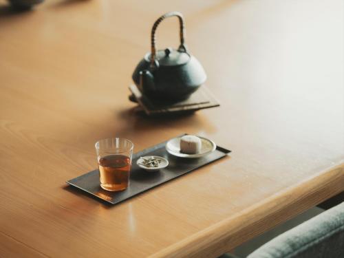 a cup of tea and a tea pot on a table at SOKI ATAMI in Atami