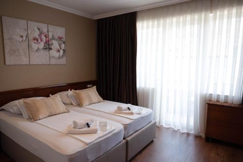 Una cama o camas en una habitación de Hotel Bristol