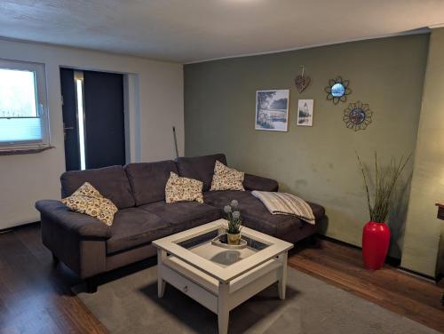 a living room with a couch and a coffee table at Ferienwohnung/Monteurwohnung am Badesee bei Kassel in Weimar