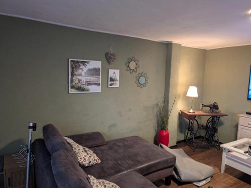 a living room with a couch and a table at Ferienwohnung/Monteurwohnung am Badesee bei Kassel in Weimar