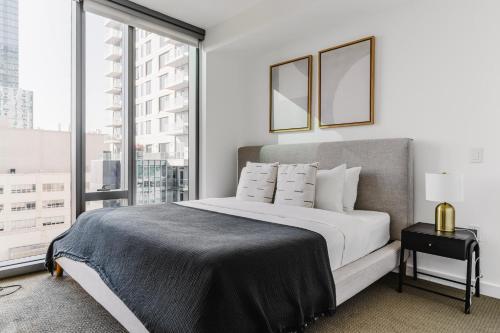 Postel nebo postele na pokoji v ubytování Blueground Rincon Hill pool wd nr Salesforce SFO-1803