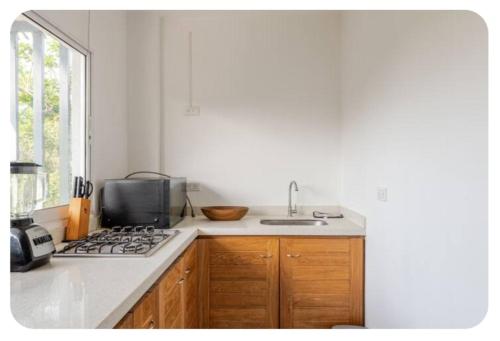 a kitchen with a stove top and a sink at Casa Bacoba in Santa Marta
