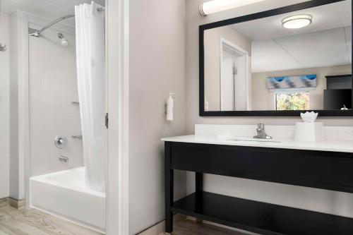 Ванная комната в Hampton Inn Stafford / Quantico-Aquia