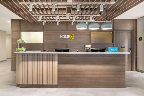 an office lobby with a counter with a home office at Home2 Suites By Hilton Reynoldsburg Columbus East in Columbus
