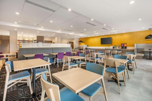a restaurant with tables and chairs and a bar at Home2 Suites By Hilton Reynoldsburg Columbus East in Columbus