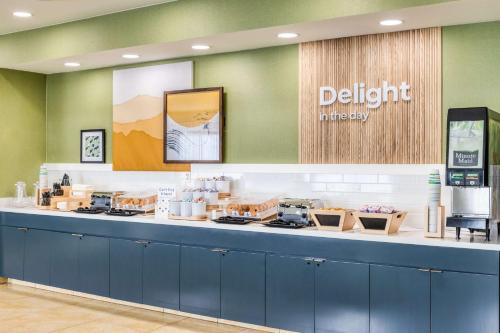 Una tienda con productos. en Spark by Hilton Salt Lake City Airport, en Salt Lake City