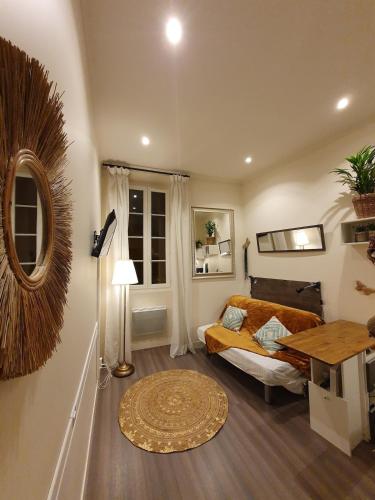 un salon avec un canapé et une table dans l'établissement Studio au cœur du vieux Nice, à Nice