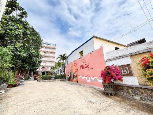 a building with a mural on the side of it at Ha Phuong Mui Ne Hotel in Mui Ne