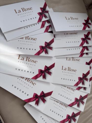 a bunch of white envelopes with red bows at La Rose Residence in Mikołajki