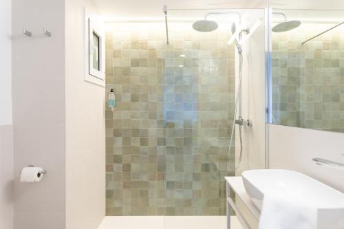 a bathroom with a shower and a sink at Apartaments Primera Linea Torre Valentina in Sant Antoni de Calonge