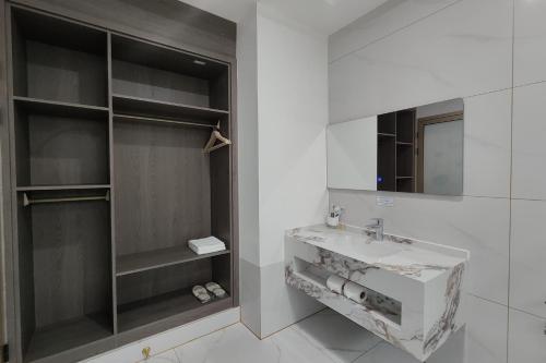Ein Badezimmer in der Unterkunft Mactan Grand Golden Hotel near Airport