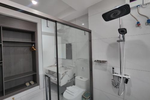 Ein Badezimmer in der Unterkunft Mactan Grand Golden Hotel near Airport