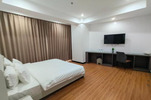 Ein Bett oder Betten in einem Zimmer der Unterkunft Mactan Grand Golden Hotel near Airport