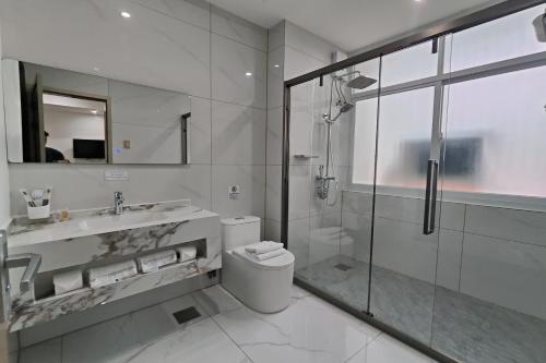 Ein Badezimmer in der Unterkunft Mactan Grand Golden Hotel near Airport