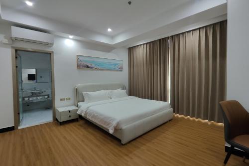 Ein Bett oder Betten in einem Zimmer der Unterkunft Mactan Grand Golden Hotel near Airport