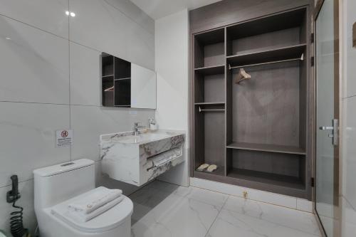 Ein Badezimmer in der Unterkunft Mactan Grand Golden Hotel near Airport