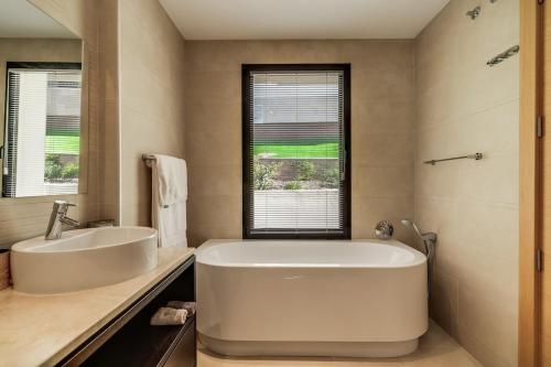 Imagen de la galería de Samara Resort Gym Spa Jacuzzi Pools in Marbella, en Marbella