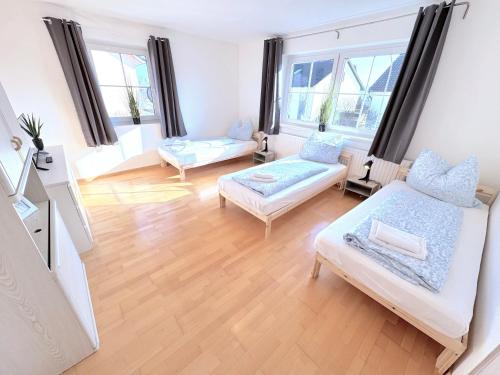 a living room with two beds and a couch at II Apartment 8 Personen - Monteurzimmer - Ferienwohnung - Dingolfing in Dingolfing