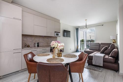 eine Küche und ein Wohnzimmer mit Tisch und Stühlen in der Unterkunft Studio in Vilnius, 502 in Vilnius