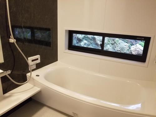 una vasca bianca in un bagno con finestra di Kyonoyado Senkakubettei a Kyoto
