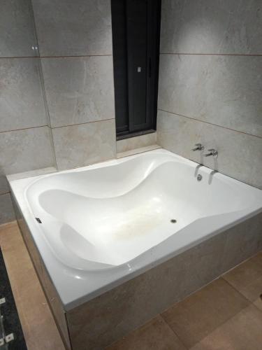 Un baño de Hotel Dhara