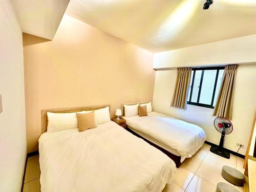 a bedroom with two beds in a room at 莫蘭狄 in Taichung