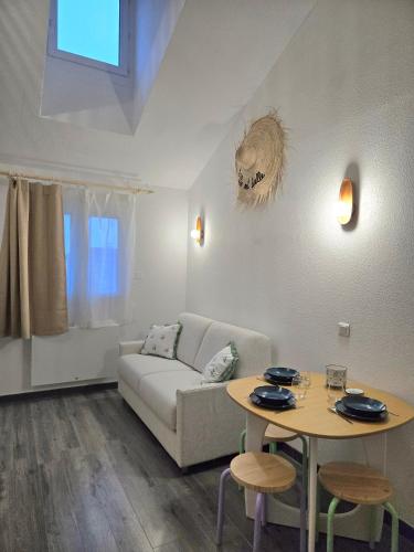 un salon avec un canapé et une table dans l'établissement Le duplex, à Bussy-Saint-Georges