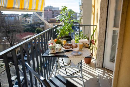einen Tisch auf einem Balkon mit Essen drauf in der Unterkunft Il Mondo di Anna in Salerno