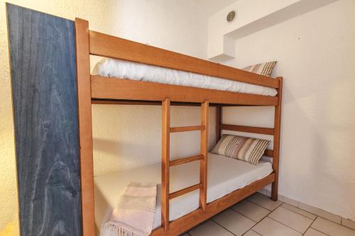 Una cama o camas en una habitación de CAPSUD, La Garde-Freinet