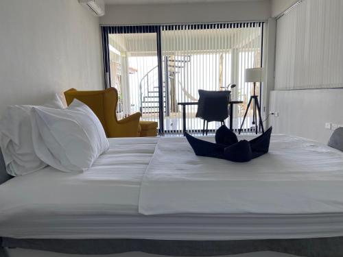 Ένα ή περισσότερα κρεβάτια σε δωμάτιο στο Muse&Mingle Beach Room