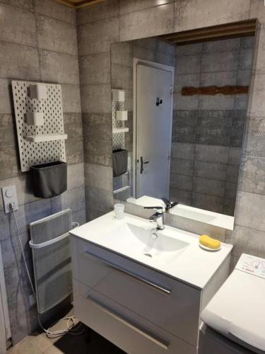 une salle de bain avec un lavabo et un miroir dans l'établissement Résidence Lupins - APPARTEMENT ALPE D'HUEZ CENTRE STAITON MAE-2311, à Huez
