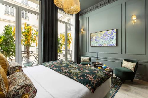 une chambre avec un lit et une fenêtre dans l'établissement The Grand Champs Elysées, à Paris