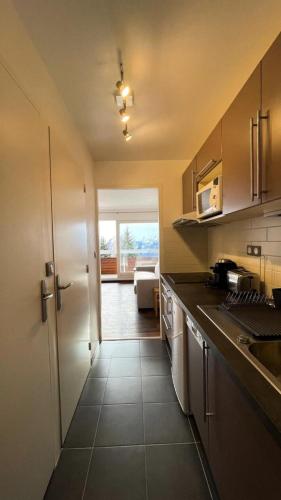 une cuisine avec un évier et un plan de travail dans l'établissement Résidence Roche Mantel - APPARTEMENT ALPE D'HUEZ 27m2 ECLOSE EST MAE-0541, à Huez