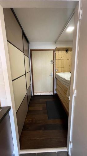 un couloir menant à une chambre avec un lit dans l'établissement Résidence Roche Mantel - APPARTEMENT ALPE D'HUEZ 27m2 ECLOSE EST MAE-0541, à Huez