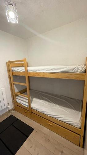 une chambre avec deux lits superposés dans une pièce dans l'établissement Résidence Roche Mantel - APPARTEMENT ALPE D'HUEZ 25m2 ECLOSE EST MAE-0551, à Huez