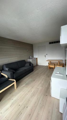 un salon avec un canapé et une table dans l'établissement Résidence Roche Mantel - APPARTEMENT ALPE D'HUEZ 25m2 ECLOSE EST MAE-0551, à Huez