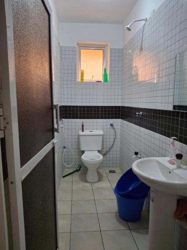un baño con inodoro y lavabo en midenlavin studio Airbnb, en Mombasa