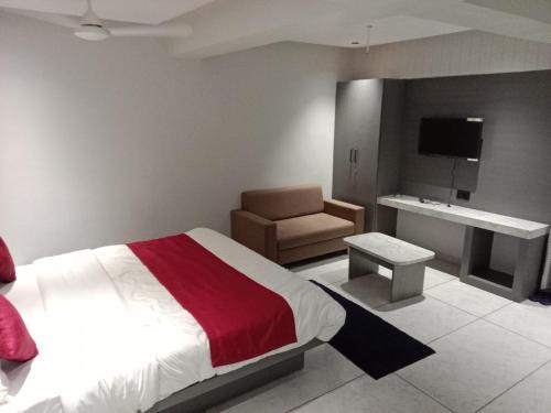 Una cama o camas en una habitación de Hotel Dhara