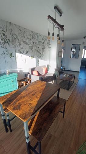 un salon avec une table en bois et un canapé dans l'établissement 2 Appartements 