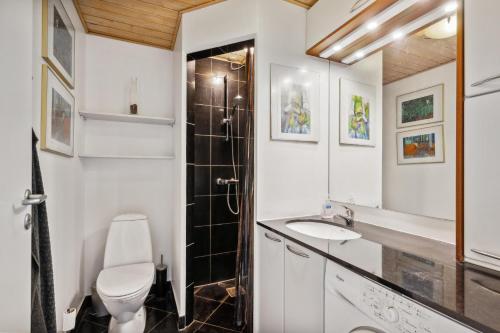 Ένα μπάνιο στο Charming Holiday Home Right At Grenaa Marina With Terraces Overlooking The Water Close To The Kattegat Centre, The Beach And Cosy Cafés