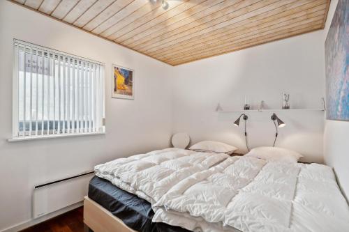 Ένα ή περισσότερα κρεβάτια σε δωμάτιο στο Charming Holiday Home Right At Grenaa Marina With Terraces Overlooking The Water Close To The Kattegat Centre, The Beach And Cosy Cafés