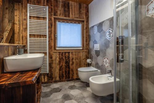 a bathroom with a toilet and a sink and a shower at Baita Mas al Rif in Rabbi