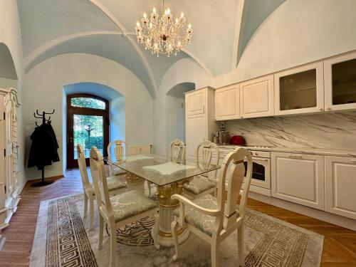 Η κουζίνα ή μικρή κουζίνα στο Märchenhafte Schloss-Suite Gräfin Silvia Theresia
