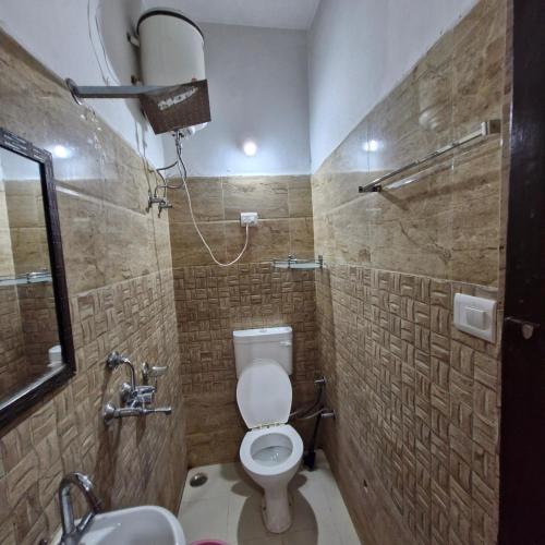 a bathroom with a toilet and a sink at Saatvik Homestay in Katra