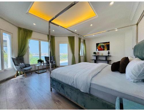 En eller flere senge i et værelse på Palm villas