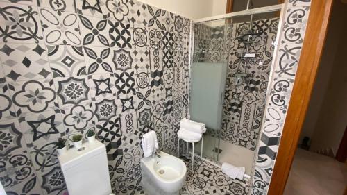 Ένα μπάνιο στο Elegant three room apartment in Porto Torres