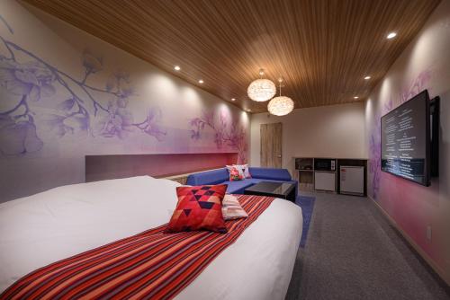 a bedroom with a large bed and a sign on the wall at HOTEL FARINA DOLCE (Adult Only) in Kanuma
