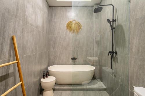 Koupelna v ubytování Balibay 3 - Luxurious Private Villa with Pool, Just Minutes from the City Center!