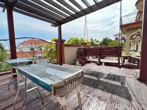Un balcon sau o terasă la 9 Corner Hilltop Bungalow Karaoke Jacuzzi Mahjong Barbecue
