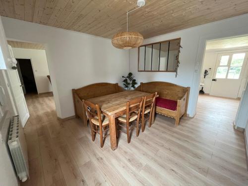 - une salle à manger avec une table en bois et un canapé dans l'établissement La p'tite camargue, au Crotoy